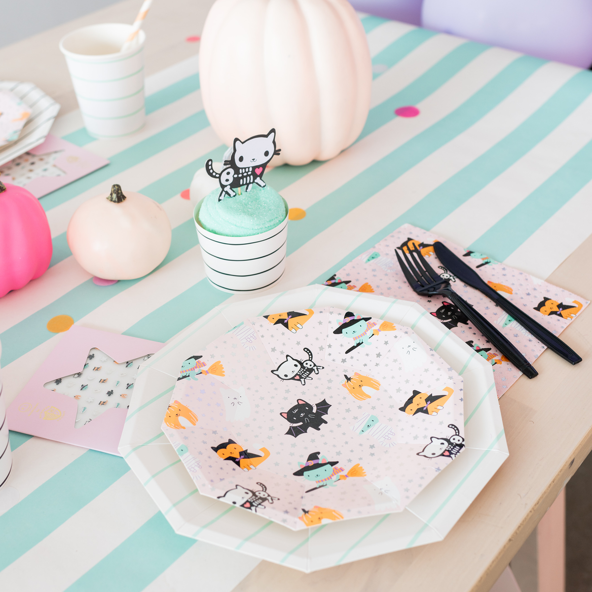 Stabel med papptallerkener i pastell til Halloween-bord