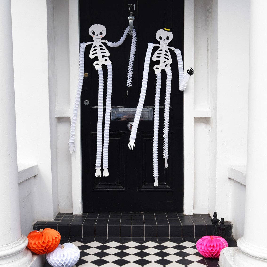 Skjelettdekorasjoner hengt i taket over festbordet til halloween