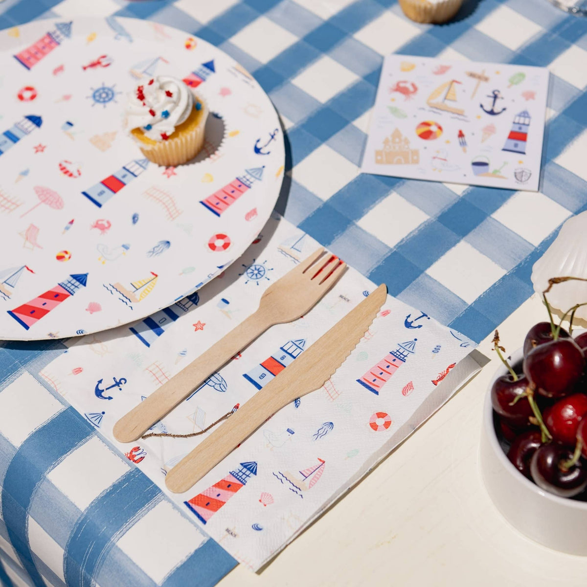 Maritim serviett med sjø- og strandillustrasjon i detalj til sommerfest
