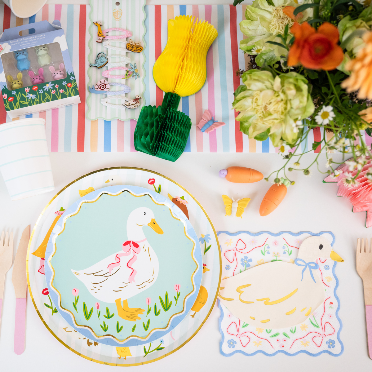 Liten papptallerken med gås og blomster i detalj til vårfest