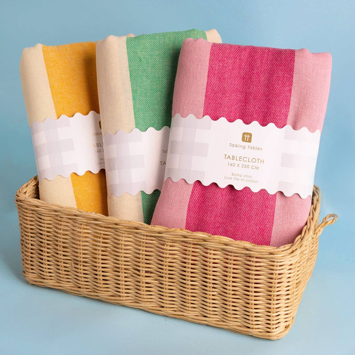 Grønn stripet bomullsduk med servise og blomster til fest