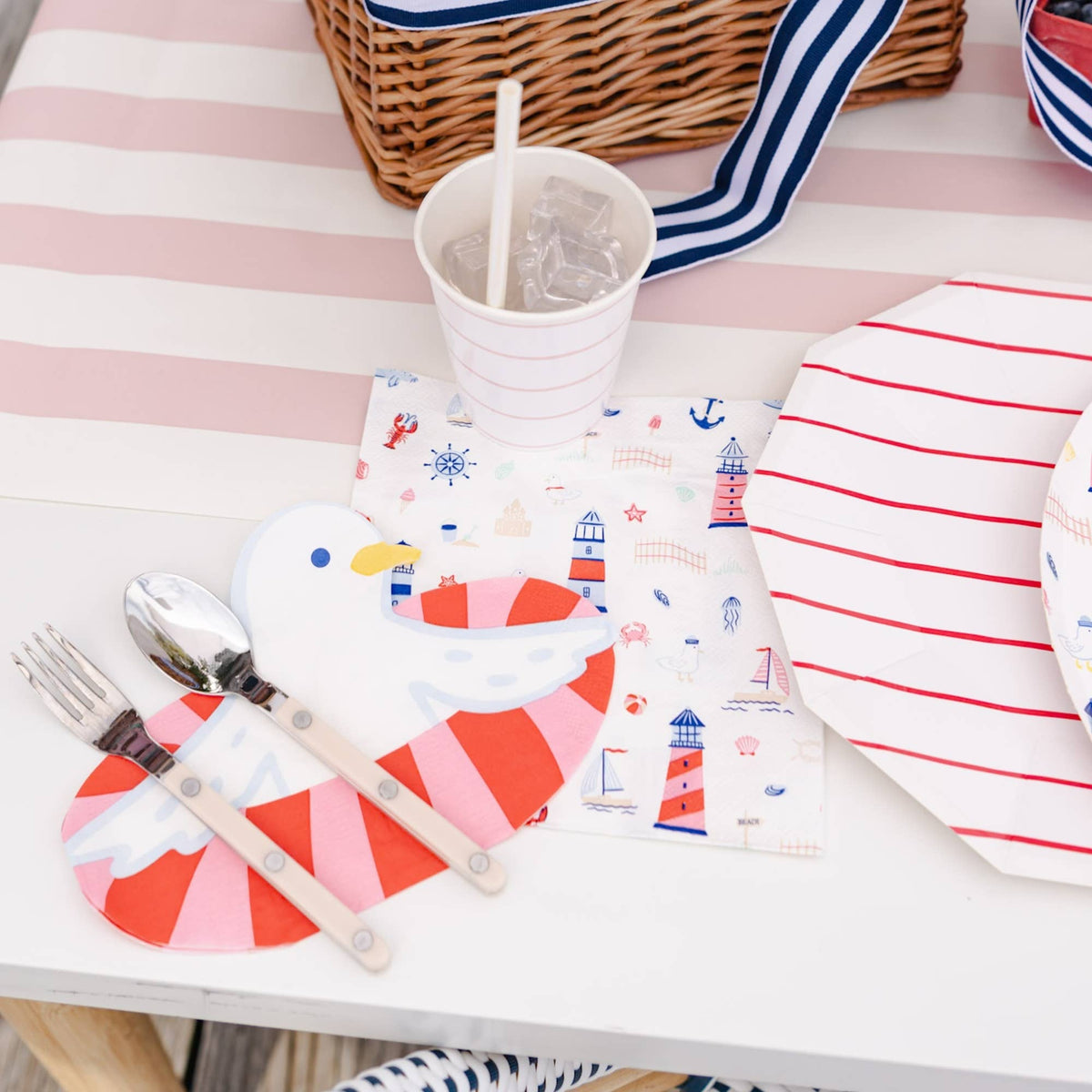 Liten maritim serviett i papir vist i detalj til sommerfest