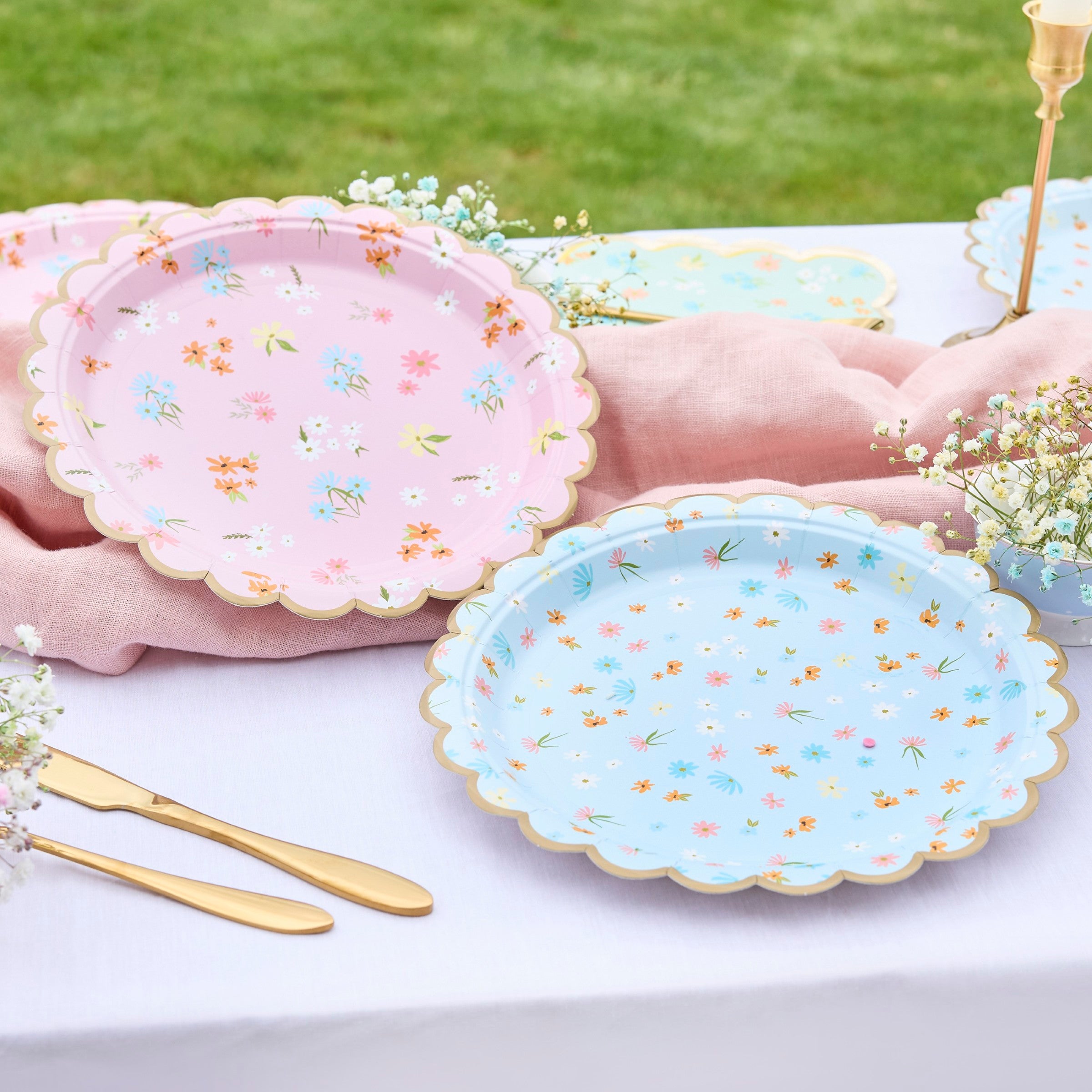 Papptallerkener Blomster Buekant – 8 pk – brukt i festdekorasjon