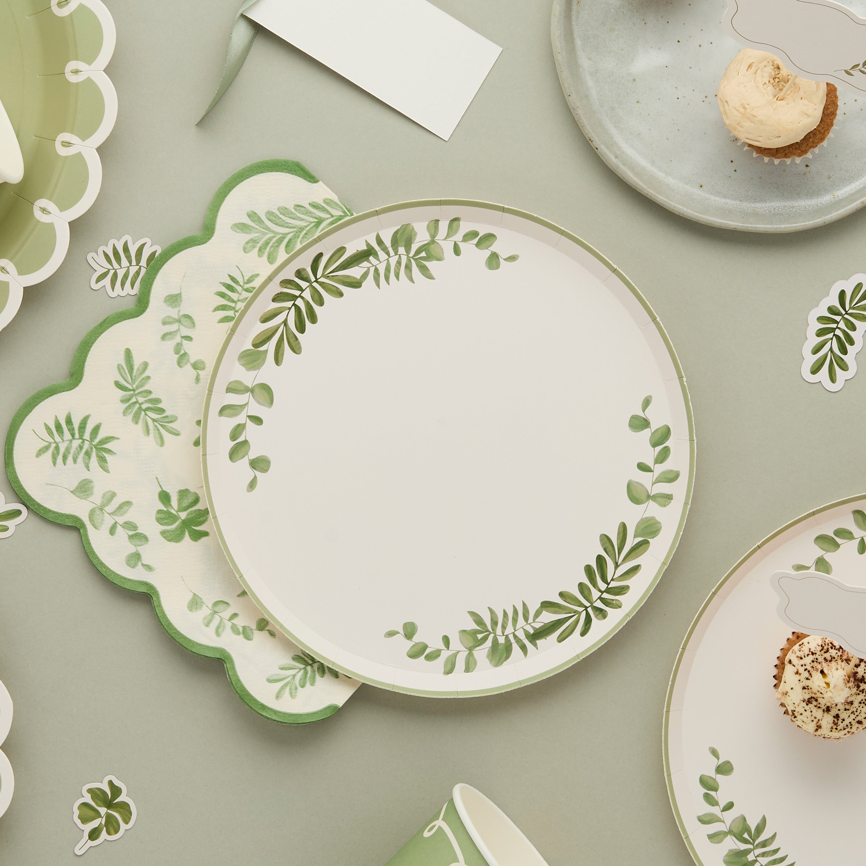 Papptallerkener Botanisk – 8 pk – brukt i festdekorasjon