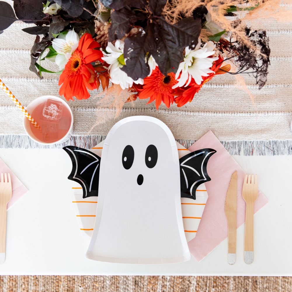 Spøkelsestallerkener med flaggermusmotiv dekket til halloween