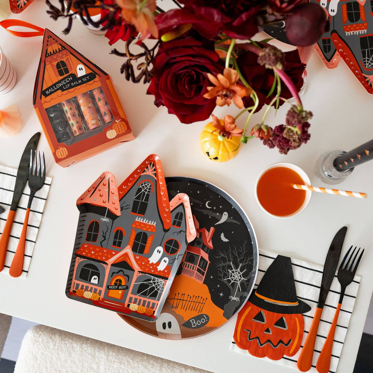 Halloweenservietter med gresskarheks lagt opp til borddekking