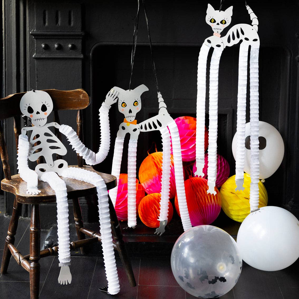 Skjelettpar i honeycomb-papir hengt opp til halloween