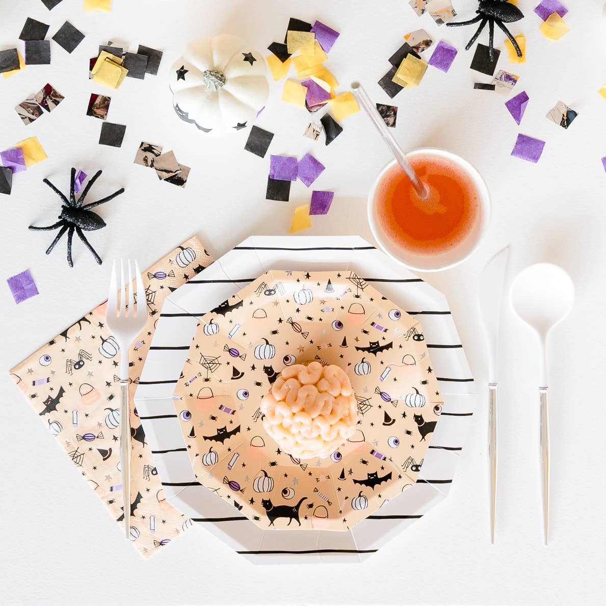 Papkopper med halloweenmotiv satt opp på festbord