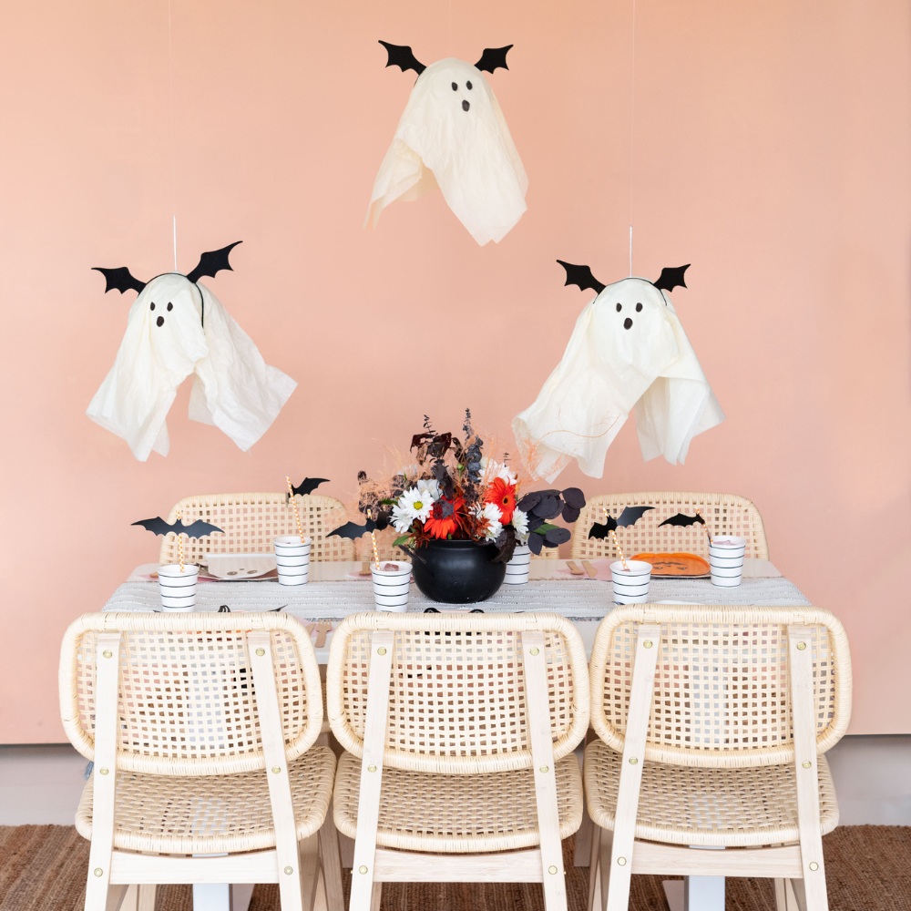 Nærbilde av flaggermusmotiv på papptallerken til halloween