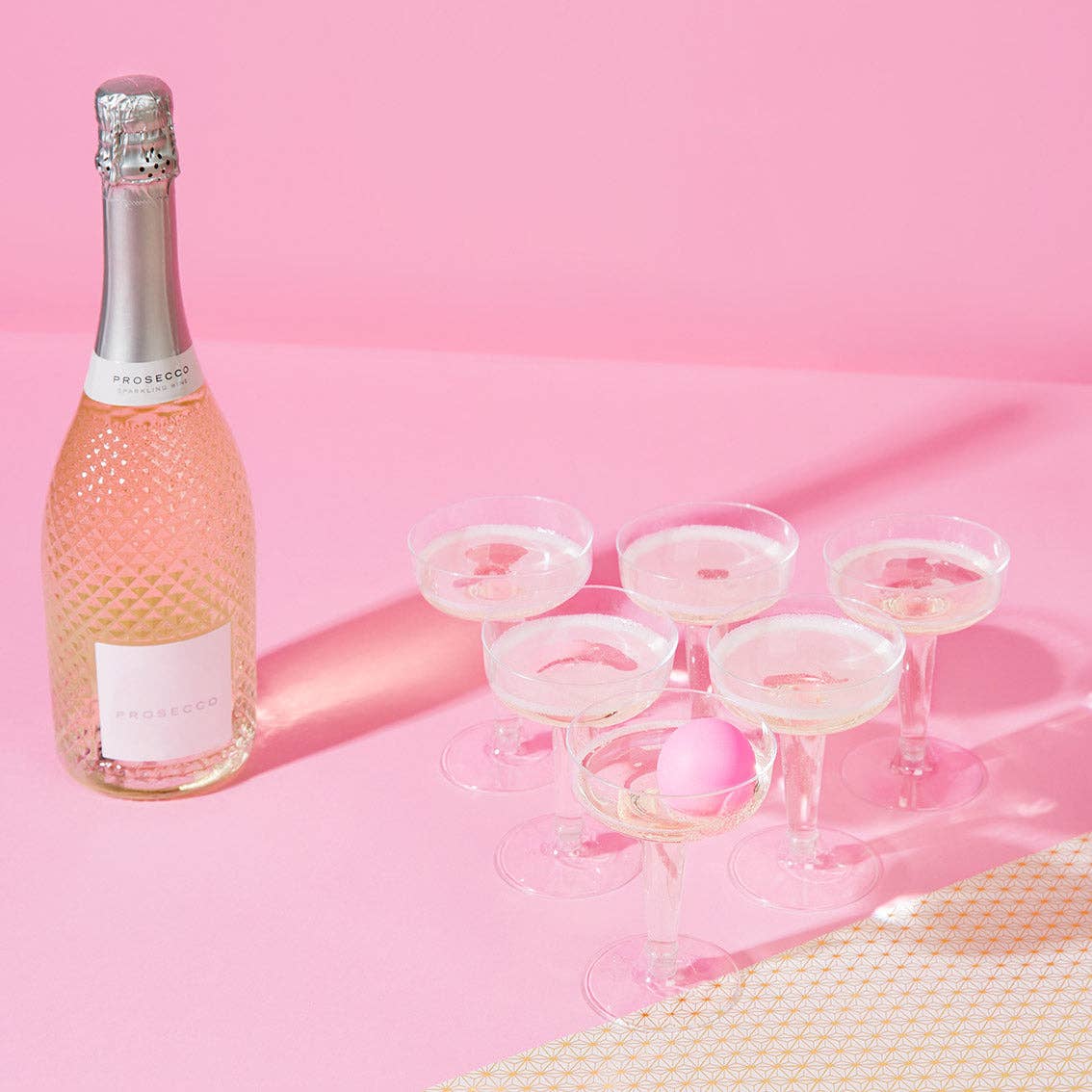 Prosecco Pong drikkespill med plastglass og rosa baller til utdrikningslag – bilde 3