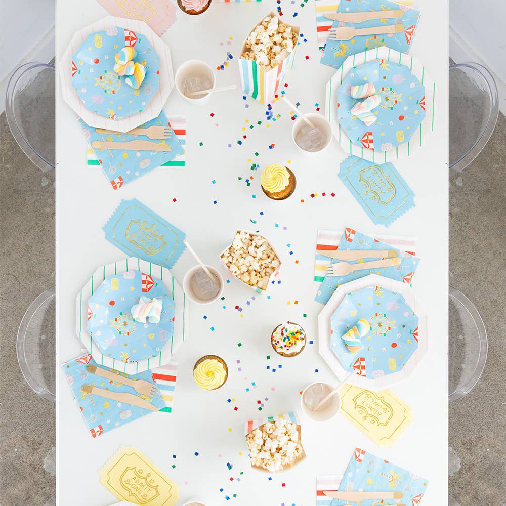 Tivolitallerkener dekket opp med servietter og kake til barnebursdag
