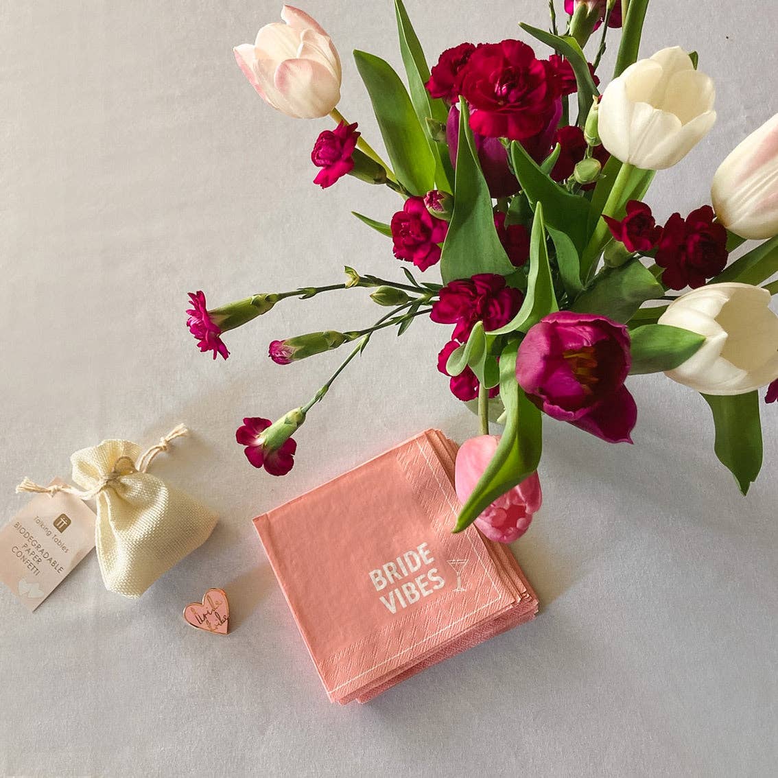 Bride Vibes-trykk med martiniglass i detalj på rosa serviett