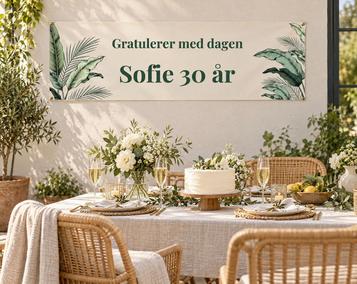Palmebanner med Gratulerer med dagen Sofie 30 år over et festbord i hagen med hvite blomster og kake