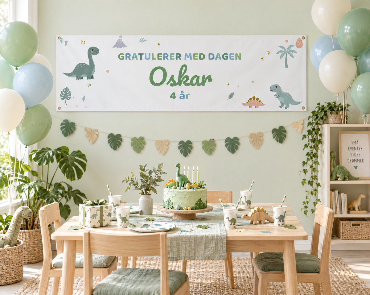 Dinosaur-banner med navn henger over kakebordet i et lyst barnerom med grønne og blå ballonger