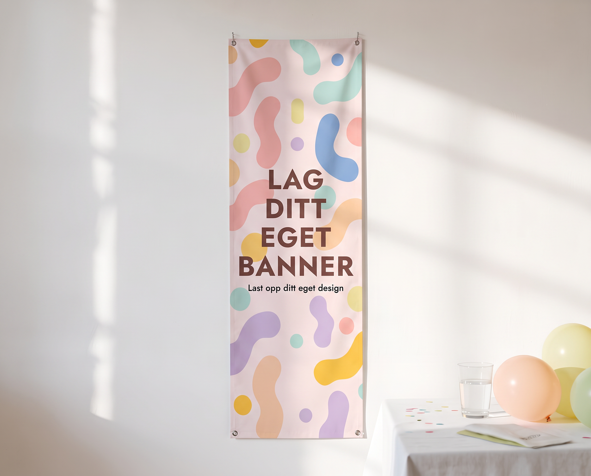 Stående banner 40 × 130 cm i pastell med teksten Lag ditt eget banner, hengende på vegg
