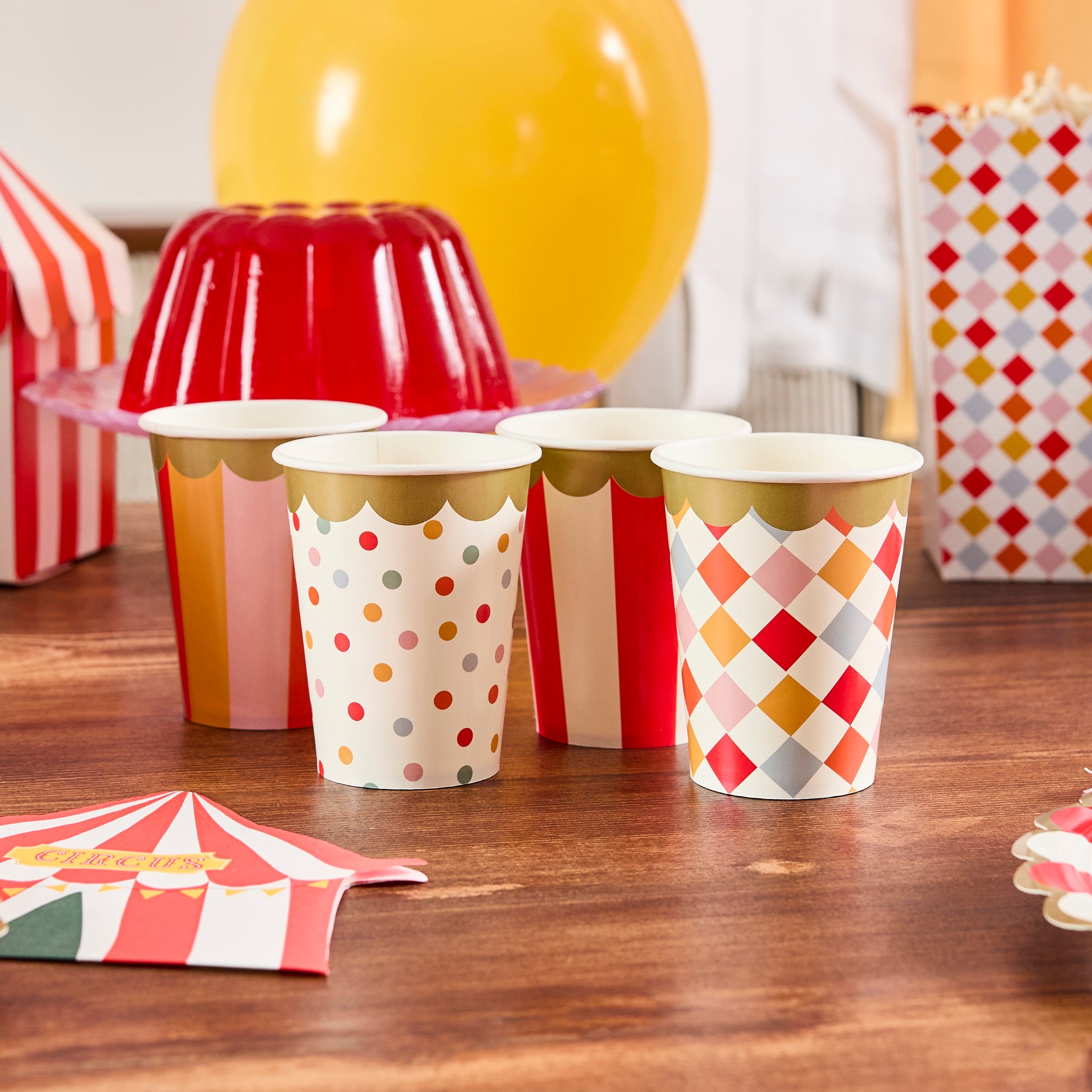 Papkopper Sirkus – 8 pk – brukt i festdekorasjon