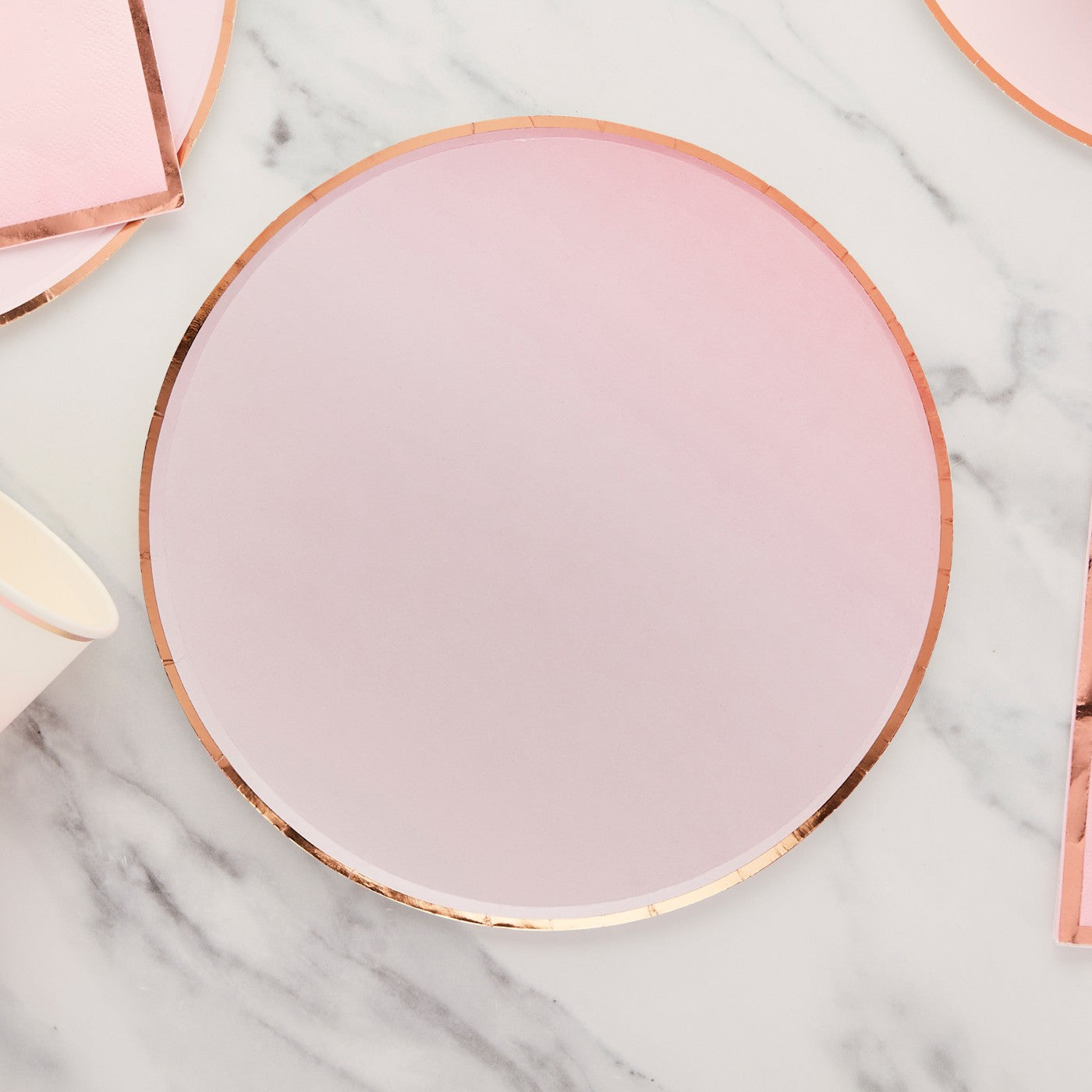 Papptallerkener Og Ombre Rosegull Rosa – 8 pk – brukt i festdekorasjon